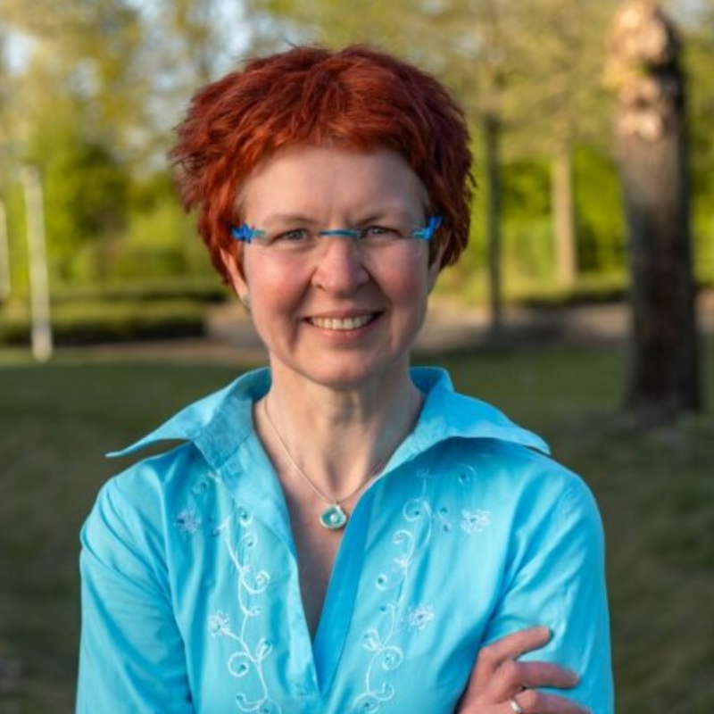  Angela Bayer
